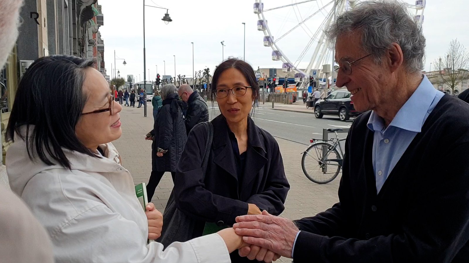 Harry Rutten van Museum De Reede begroet hoofdcurator Kwon Mi-Ok en curator Lee Jeonghee van het Daegu Art Museum
